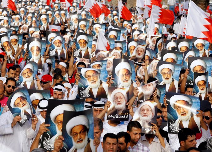 Manifestantes opositores portan la imagen de Shi'ite Ayatollah Sheikh  