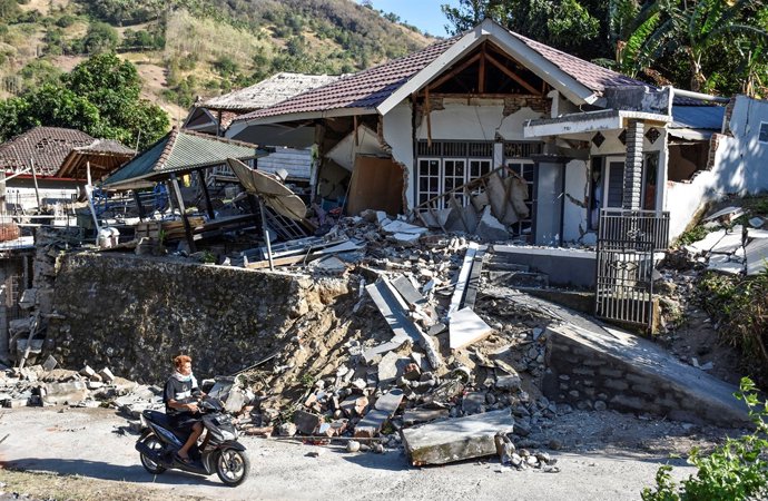 Danys en una casa pel terratèmol de Lombok, Indonèsia