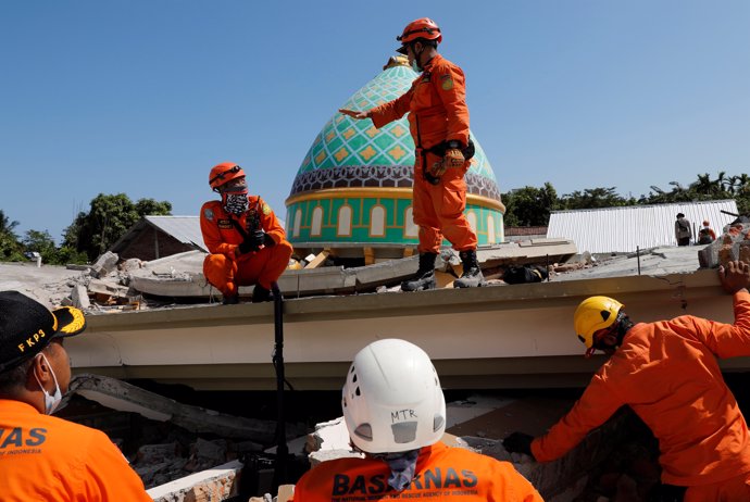 Búsqueda de víctimas tras el terremoto en la isla indonesia de Lombok