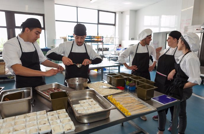 Jóvenes participantes en proyecto social de La Caixa