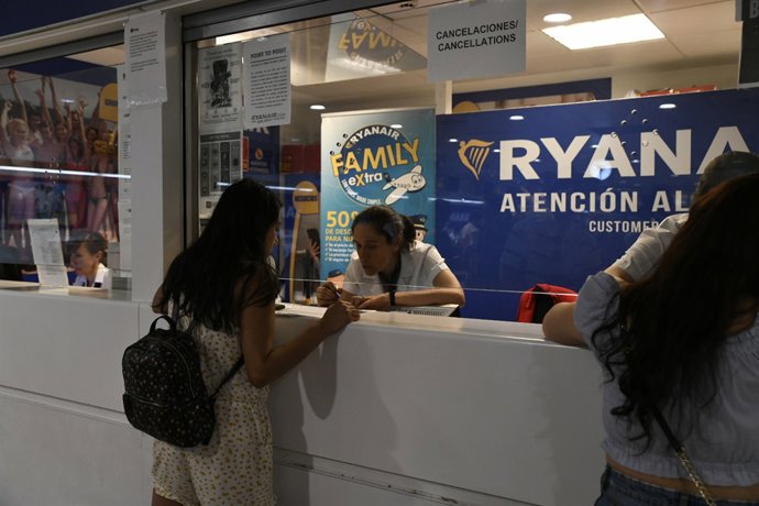 Los sindicatos protestan en el Aeropuerto de Madrid-Barajas Adolfo Suárez durant