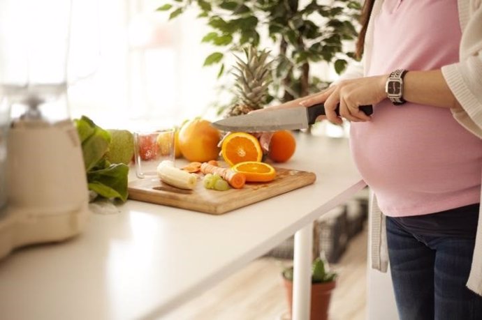 Embarazada, cocinar, naranjas