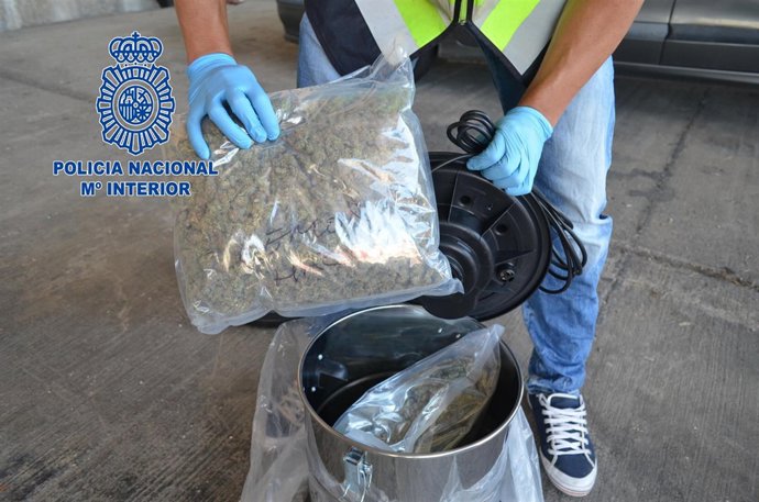 Un agente sostiene una de las bolsas de marihuana interceptadas en la Jonquera