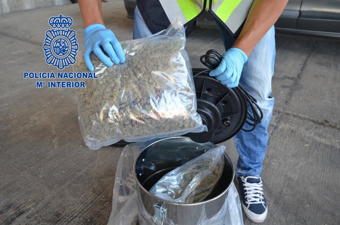 Un agent sosté una de les bosses de marihuana interceptades a la Jonquera