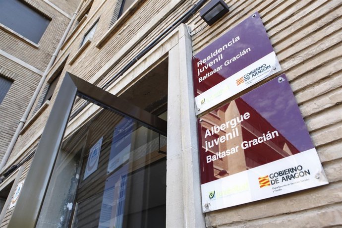 Puerta de entrada del albergue Baltasar Gracián del IAJ