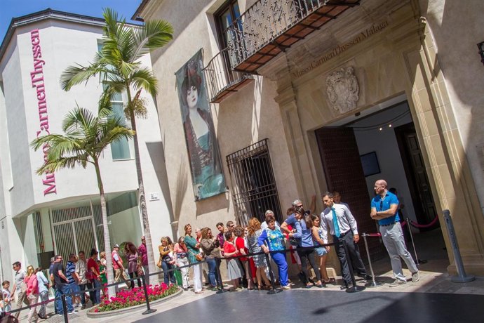 Turistas para entrar en el Museo Thyssen Málaga.