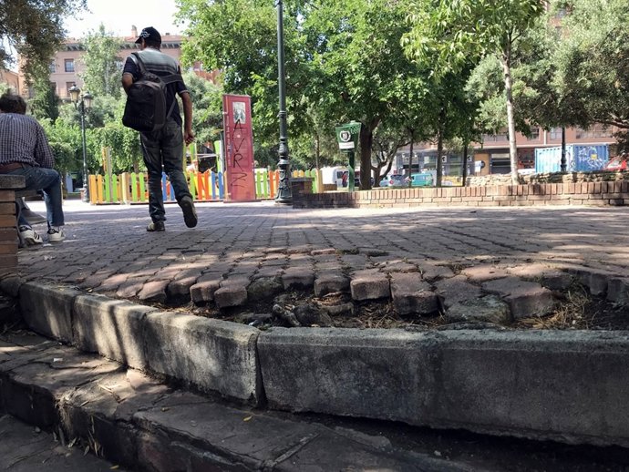 Desperfectos y baldosas rotas en la Plaza Salamero