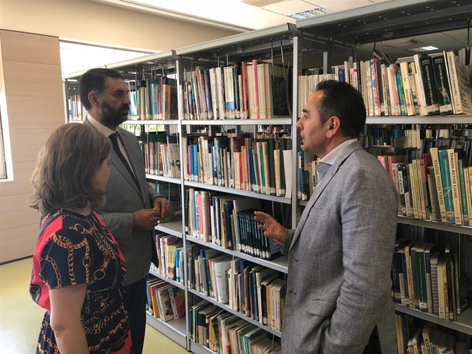 Francisco Javier Fernández (izquierda), dialogando en su visita al IAD