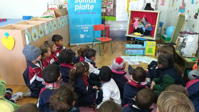 Un grupo de alumnos asisten a una sesión de cuentacuentos