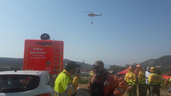 Medios trabajandoe n el incendio de Llutxent 