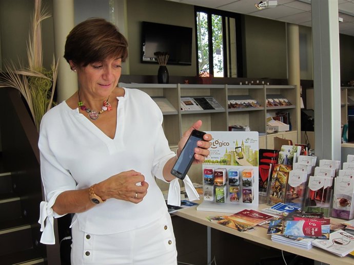 Montes explica el funcionamiento de las tarjetas.                           