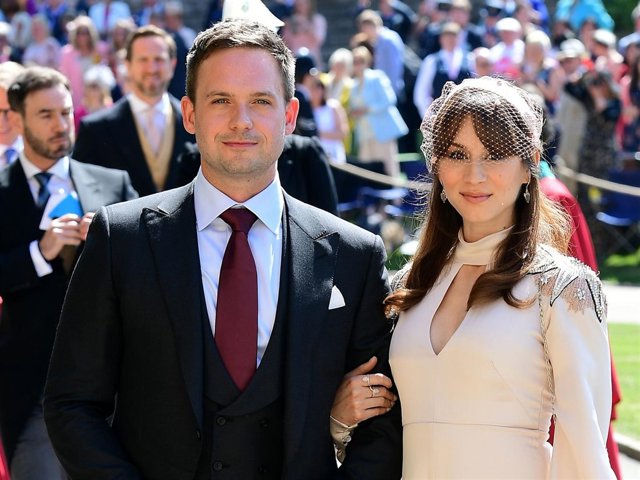 Patrick J. Adams y Troian Bellisario