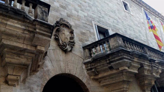 Escudo en la fachada de la Audiencia Provincial de Baleares
