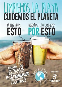 Un chiringuito regala una bebida a cambio de un vaso lleno de colillas 