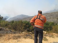 Puig elogia la profesionalidad de los efectivos de Llutxent, un incendio "muy difícil" por la complicada accesibilidad