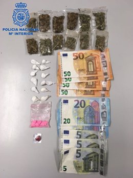 Drogras y dinero requisado por la Policía Nacional