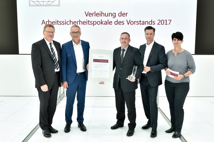 Representantes de Volkswagen en la entrega del galardón
