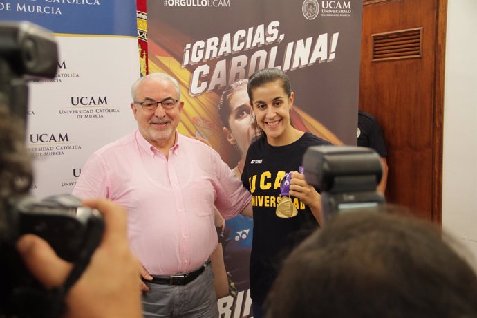 Carolina Marín posa con José Luis Mendoza