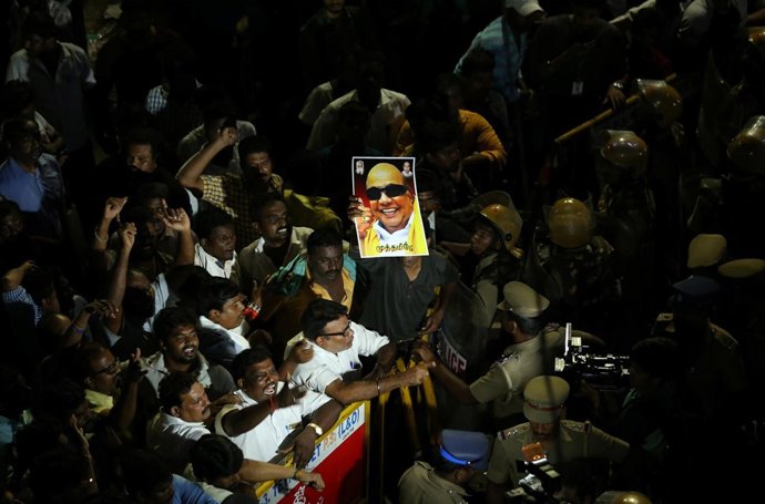 Miles de seguidores rodean la ambulancia que lleva los restos de M. Karunanidhi