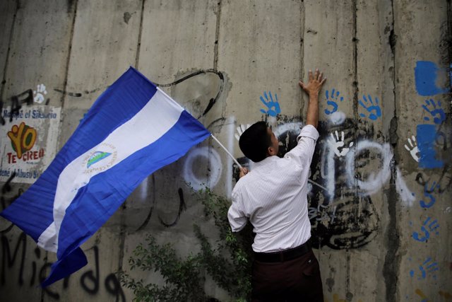 Manifestante con una bandera de Nicaragua