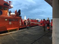 Más de 100 inmigrantes llegados al puerto de Málaga permanecen en polideportivo municipal José Paterna