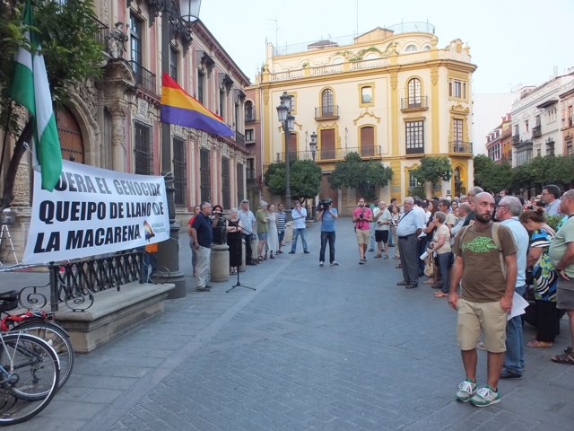 Protesta ante el Arzobispado por la tumba de Queipo de Llano