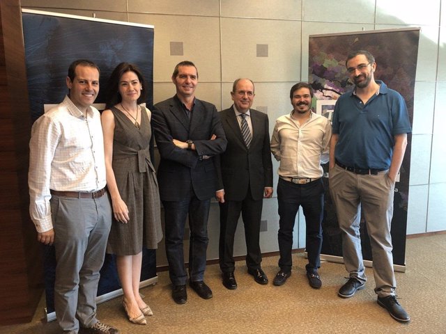 Representantes de Esri y la Asociación de Geógrafos Españoles