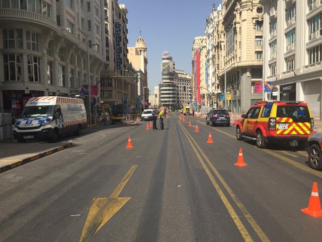 Tramo de Gran Vía cortado por un escape de gas durante unas obras