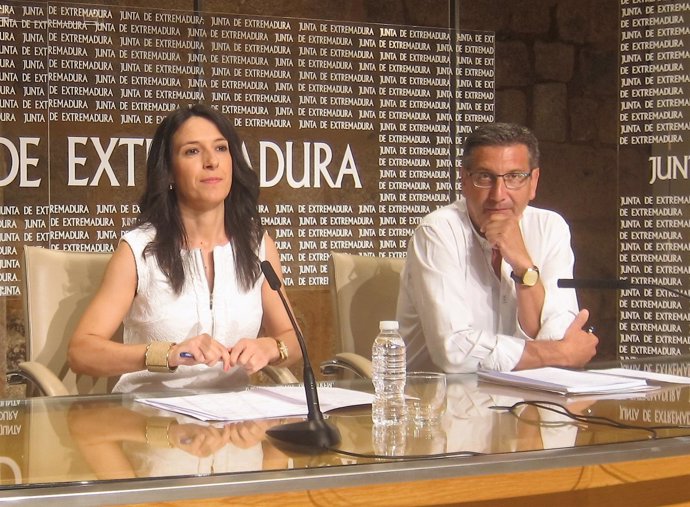 Esther Gutiérrez, acompañada por Javier Luna