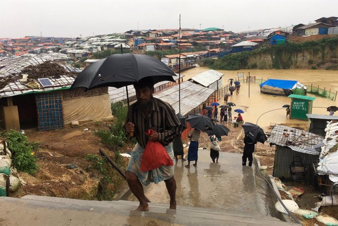 Campo de refugiados rohingyas anegado por las lluvias