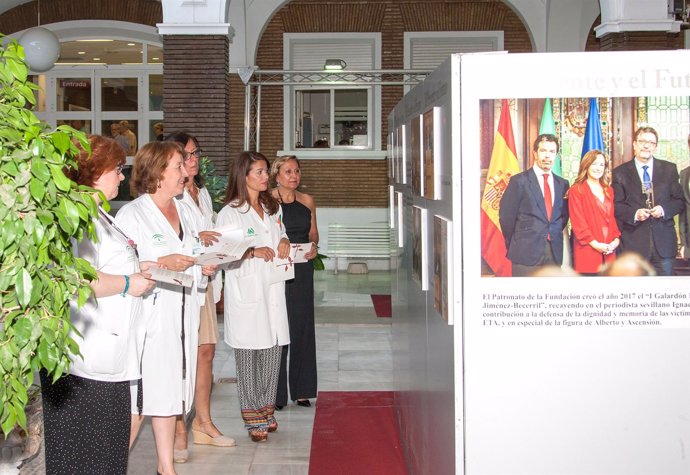 La exposición '20 años In Memoriam' se expone en el patio del Virgen del Rocío