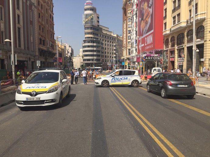 Dos vehículos de Policía Municipal de Madrid en Gran Vía