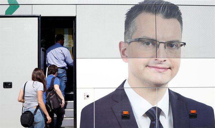 Autobús con la imagen de Marjan Sarec