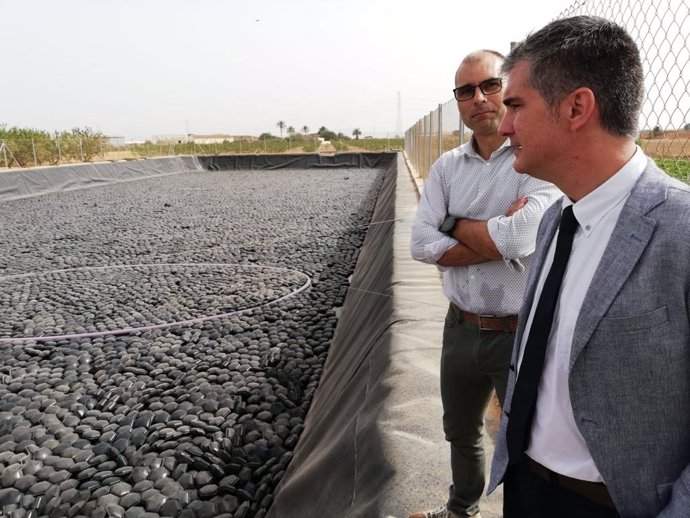  El Consejero Miguel Ángel Del Amor Observa Una Balsa De Riego 