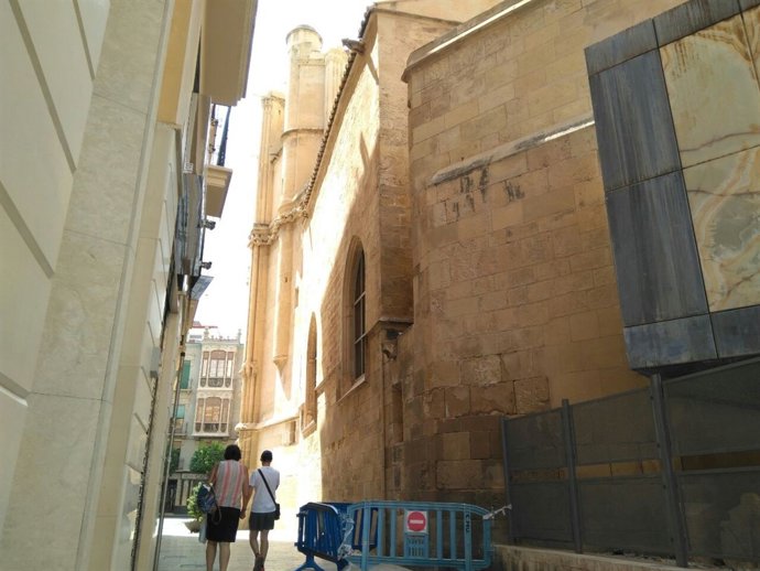 DESPRENDIMIENTO DE CASCOTES DE UNA FACHADA DE LA CATEDRAL DE MURCIA