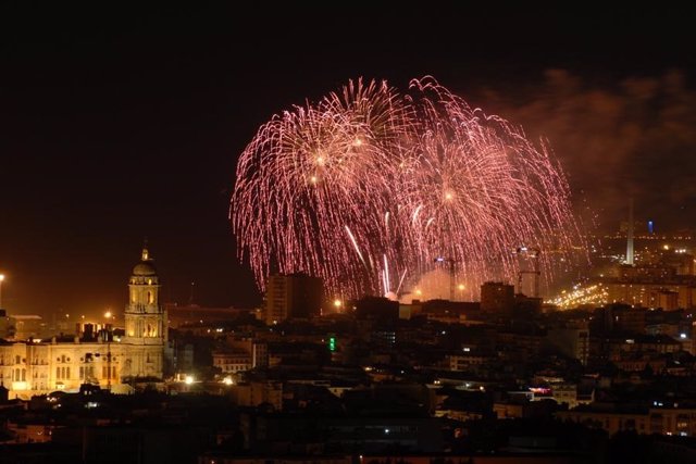 Fuegos Artificiales inicio de la Feria de Málaga catedral imagen vista ciudad tu