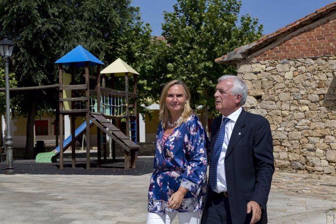 Rosalía Gonzalo con el alcalde de Torremocha del Jarama