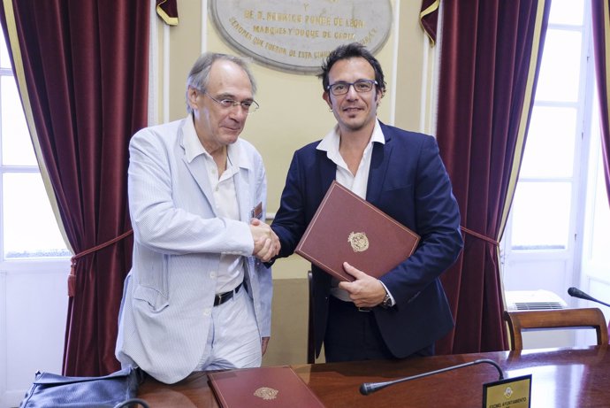 El alcalde de Cádiz, José María González, firma un convenio con Pascual
