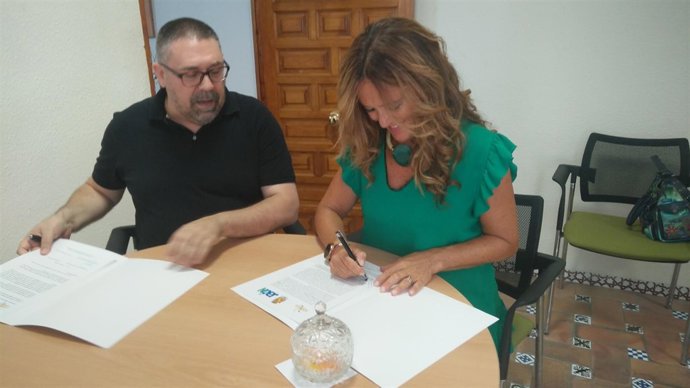 Firma del convenio entre el Ayuntamiento y la Asociación de Celíacos de Jaén.