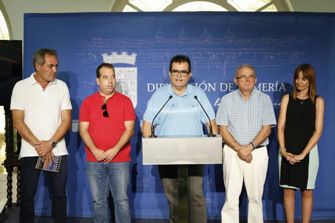 Presentación de 'Paseando entre velas' en Diputación