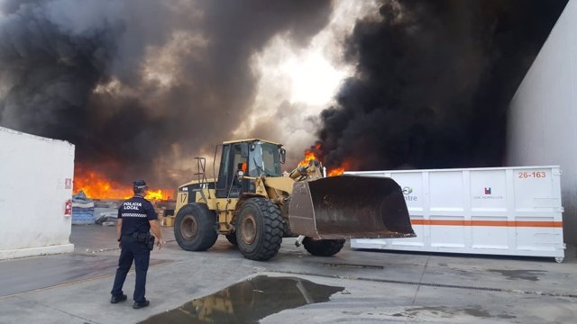 Incendio en un almacén de colchones de Alboraia
