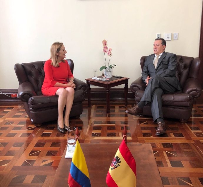 La presidenta del Congreso, Ana Pastor, con el presidente del Senado colombiano