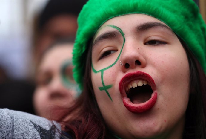 Manifestante a favor de la legalización del aborto en Argentina