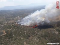 Incendios.- 17 medios aéreos del MAPA y 4 Brigadas de especialistas en extinción trabajan en Llutxent (Valencia)