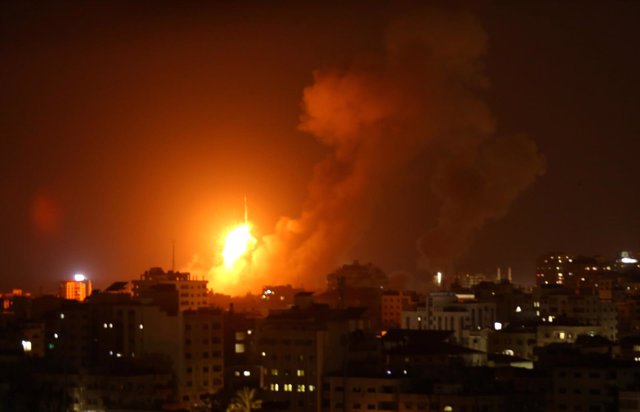 Ataque israelí sobre Gaza en respuesta a proyectiles lanzados por Hamás