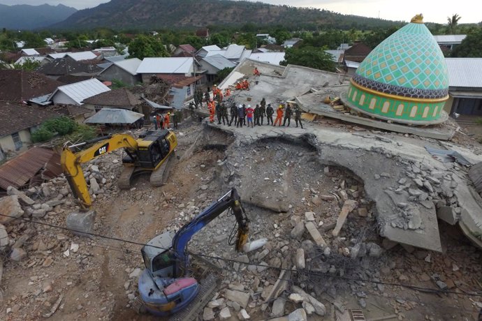 Mezquita destruida por el terremoto en Lombok (Indonesia)