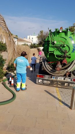 Una cañería provocó un vertido de aguas residuales en el Torrent Gros