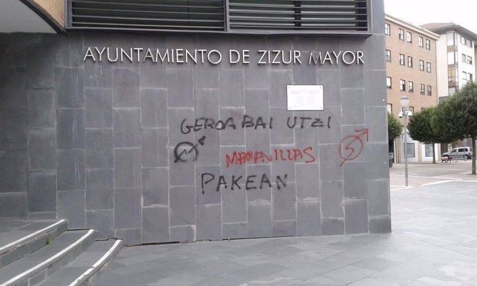 Pintada aparecida en el Ayuntamiento de Zizur Mayor