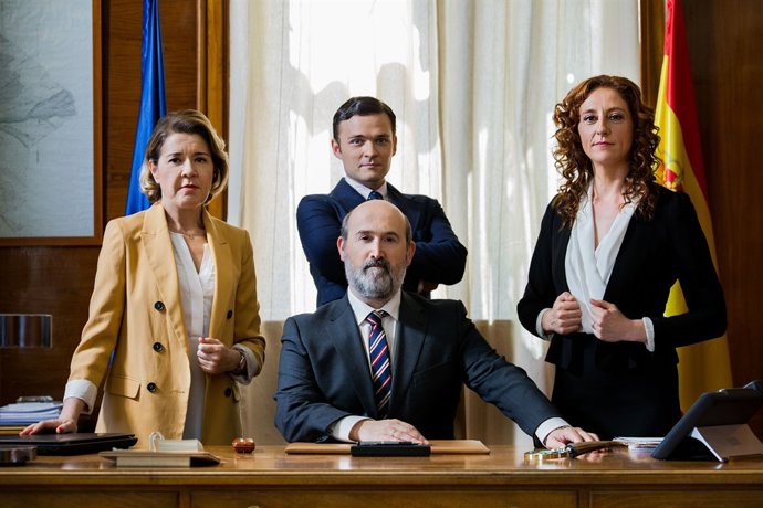 L'actor Javier Cámara (centre) en la sèrie 'Vota Juan'