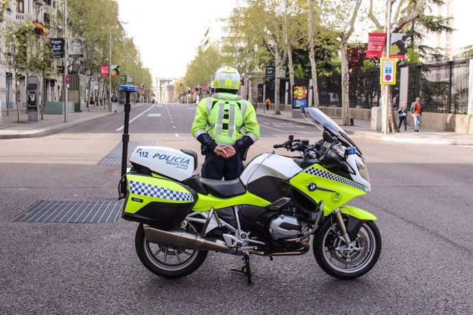 Un socavón de 10 metros cuadrados provoca el corte al tráfico rodado 